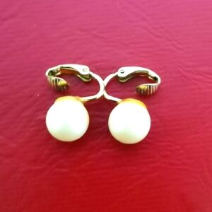 VTG Crown Trifari Faux Pearl Gold Tone Earrings Clip On